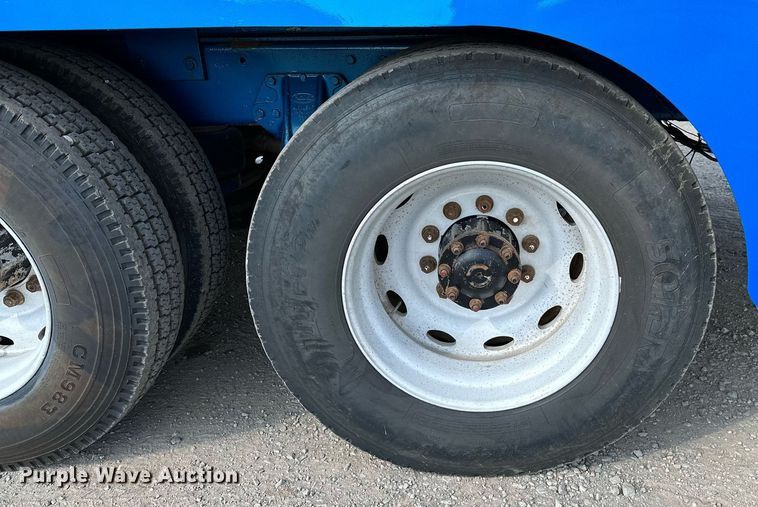 image for item NQ9364 1998 Peterbilt  379 vacuum/pump truck