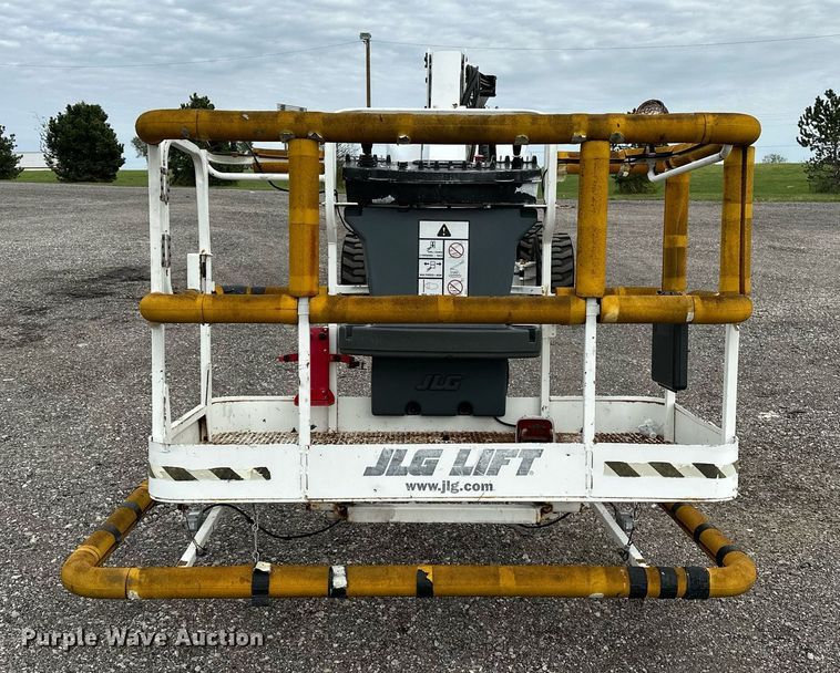 image for item NQ9414 2005 JLG 660SJ  boom lift