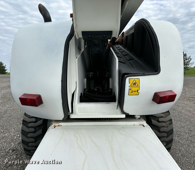 image for item NQ9414 2005 JLG 660SJ  boom lift