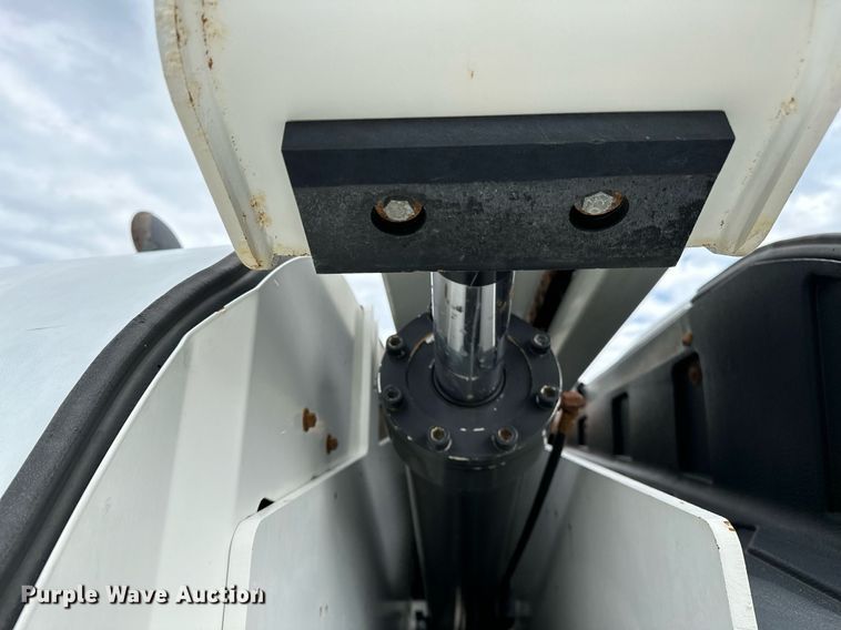 image for item NQ9414 2005 JLG 660SJ  boom lift