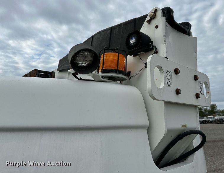 image for item NQ9414 2005 JLG 660SJ  boom lift