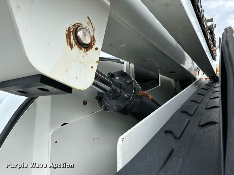 image for item NQ9414 2005 JLG 660SJ  boom lift