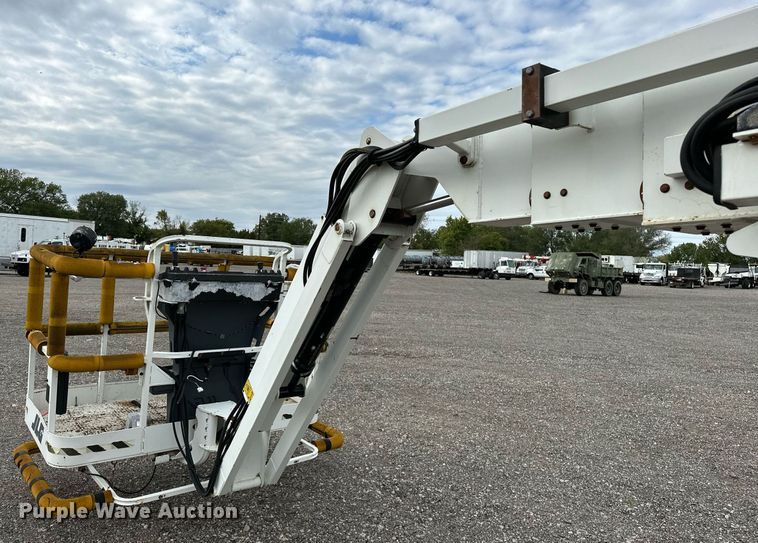 image for item NQ9414 2005 JLG 660SJ  boom lift