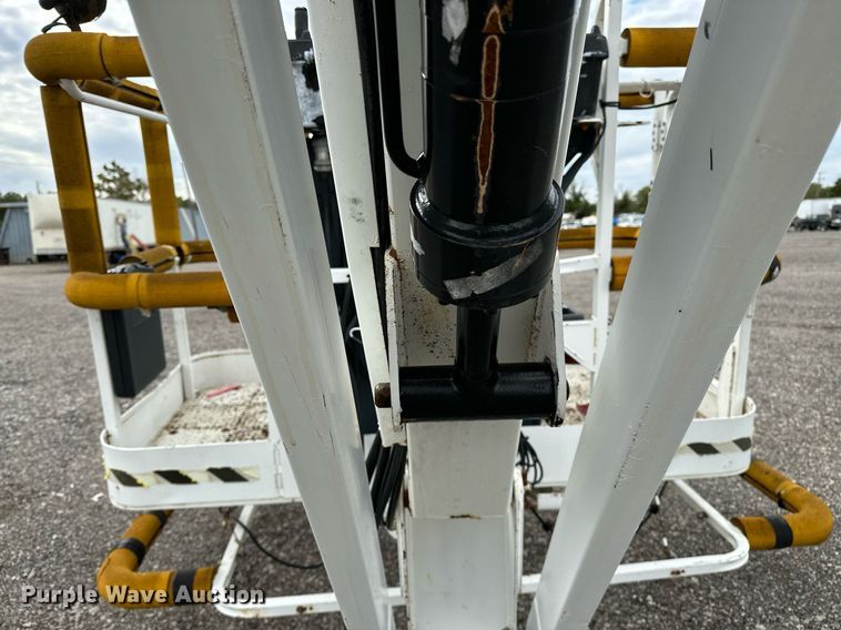 image for item NQ9414 2005 JLG 660SJ  boom lift