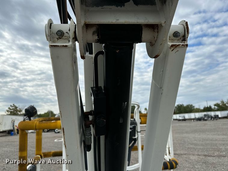 image for item NQ9414 2005 JLG 660SJ  boom lift