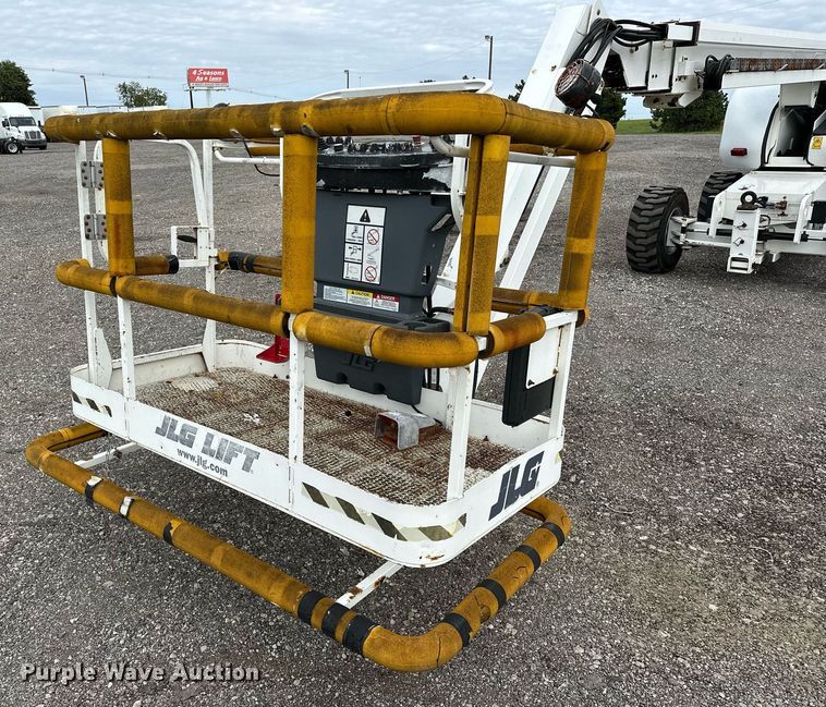 image for item NQ9414 2005 JLG 660SJ  boom lift