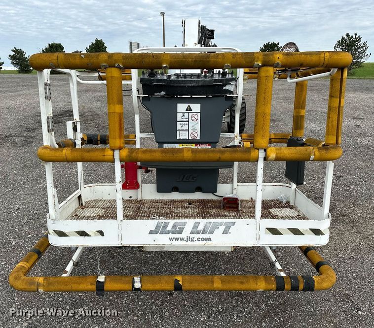 image for item NQ9414 2005 JLG 660SJ  boom lift