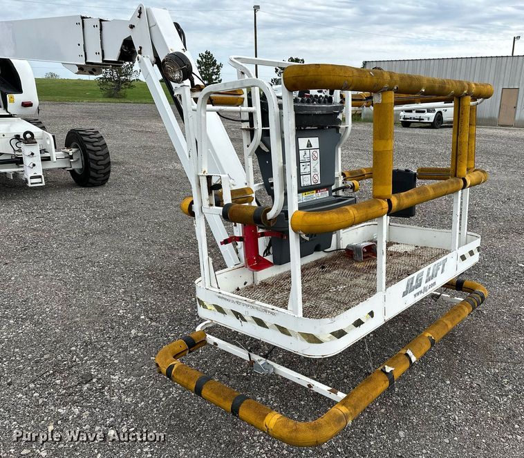 image for item NQ9414 2005 JLG 660SJ  boom lift