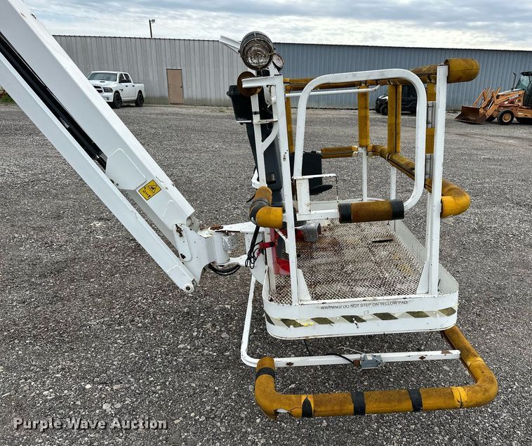 image for item NQ9414 2005 JLG 660SJ  boom lift