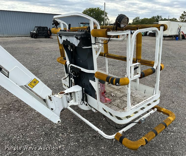 image for item NQ9414 2005 JLG 660SJ  boom lift