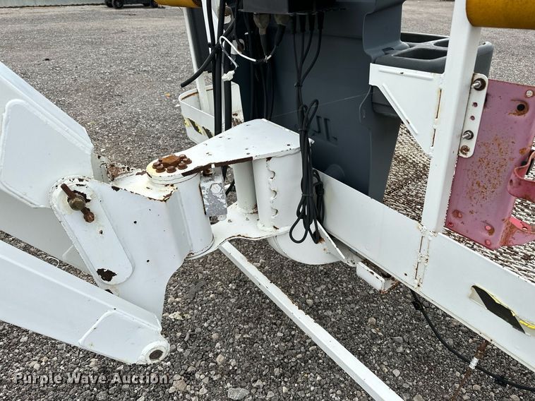 image for item NQ9414 2005 JLG 660SJ  boom lift