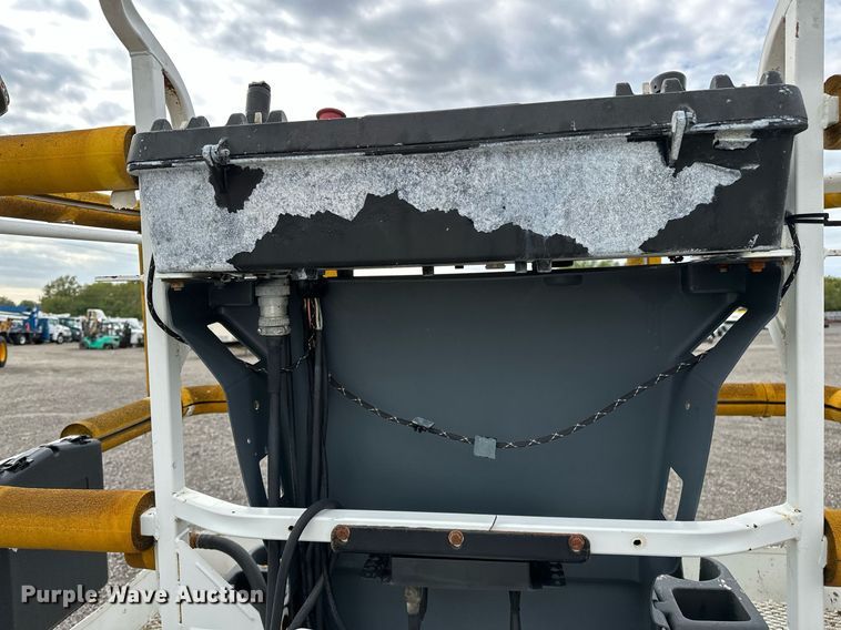 image for item NQ9414 2005 JLG 660SJ  boom lift