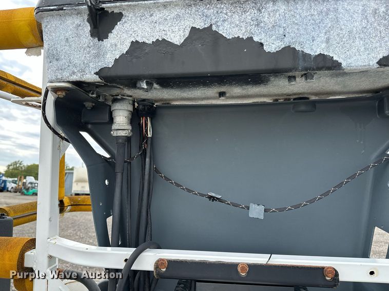 image for item NQ9414 2005 JLG 660SJ  boom lift