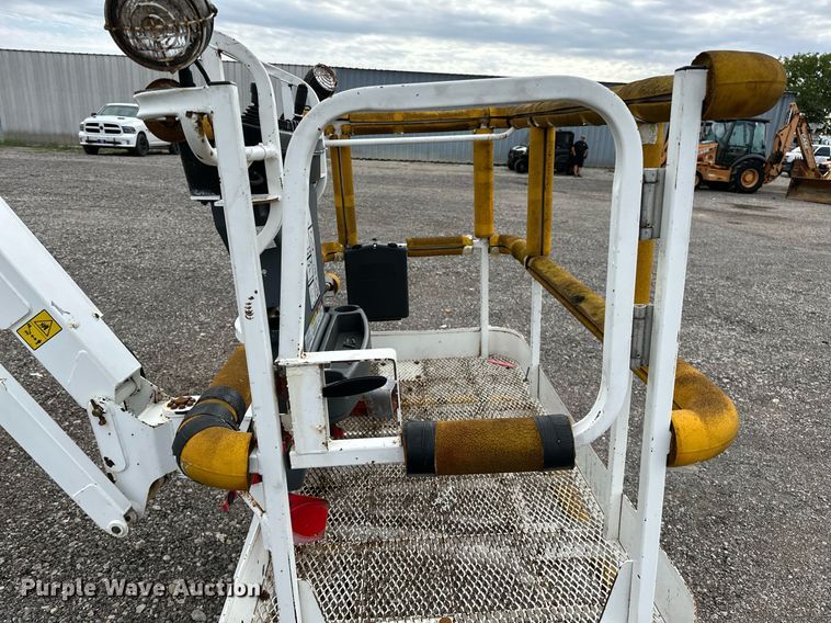 image for item NQ9414 2005 JLG 660SJ  boom lift