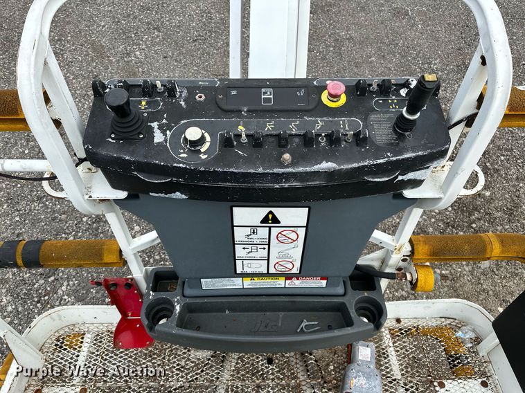 image for item NQ9414 2005 JLG 660SJ  boom lift