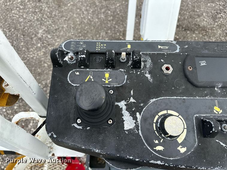 image for item NQ9414 2005 JLG 660SJ  boom lift