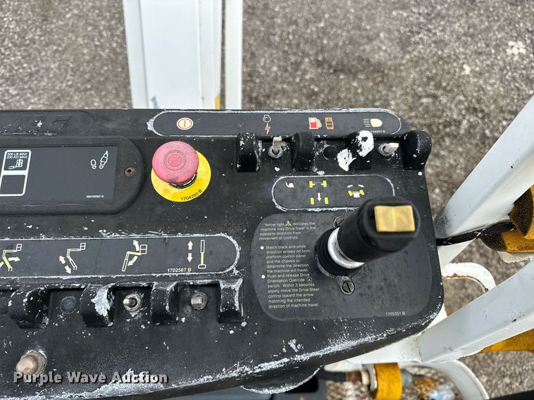 image for item NQ9414 2005 JLG 660SJ  boom lift