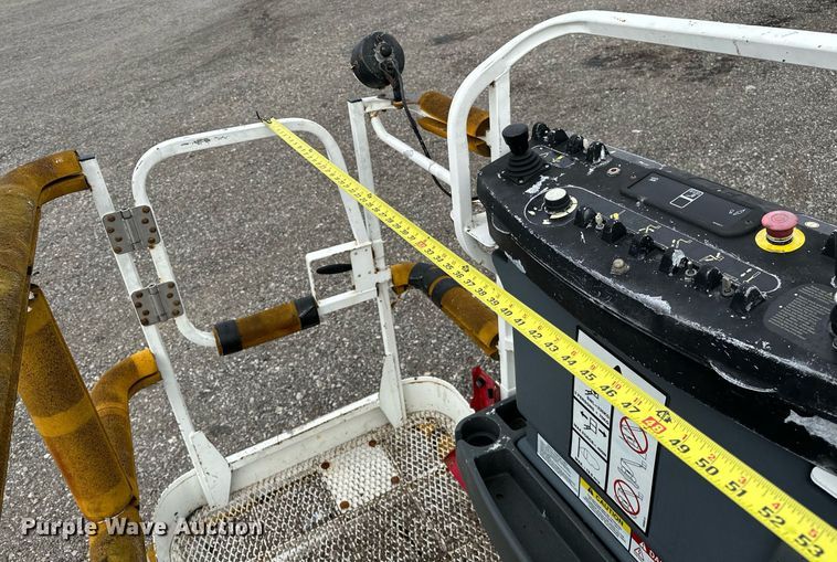 image for item NQ9414 2005 JLG 660SJ  boom lift