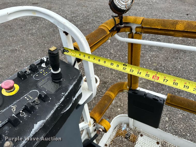 image for item NQ9414 2005 JLG 660SJ  boom lift