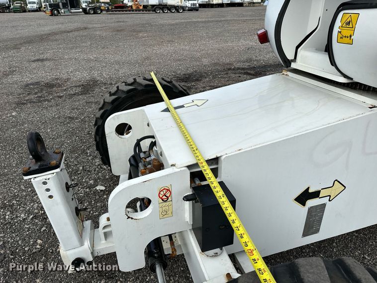 image for item NQ9414 2005 JLG 660SJ  boom lift