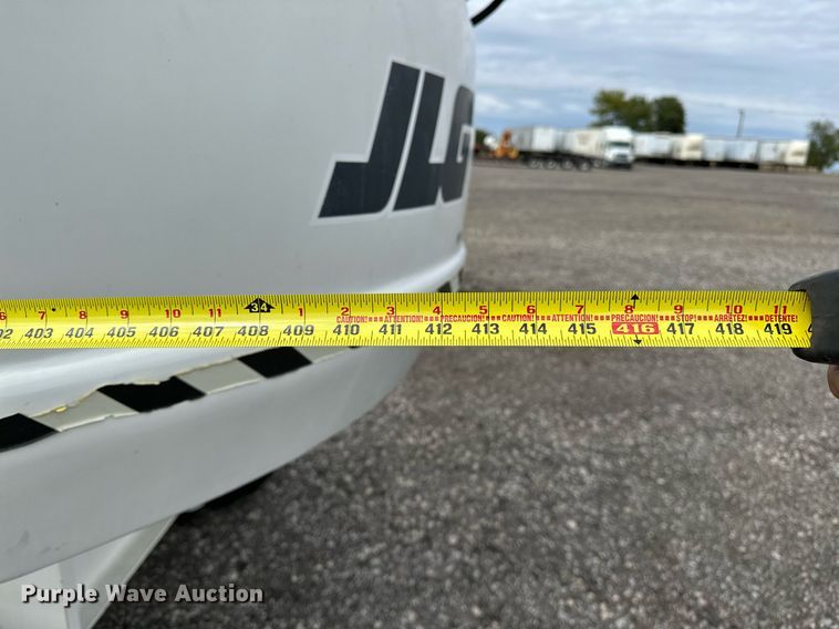 image for item NQ9414 2005 JLG 660SJ  boom lift