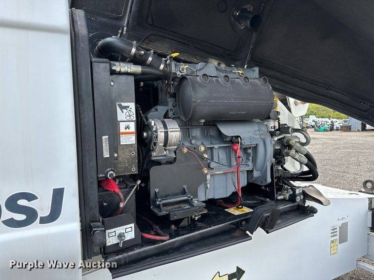 image for item NQ9414 2005 JLG 660SJ  boom lift