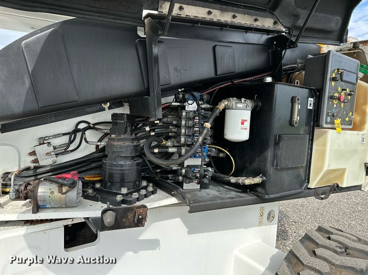 image for item NQ9414 2005 JLG 660SJ  boom lift