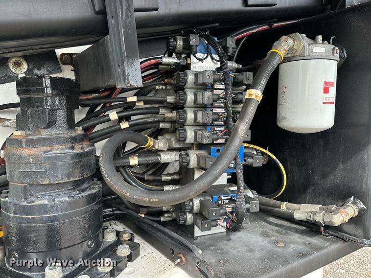 image for item NQ9414 2005 JLG 660SJ  boom lift