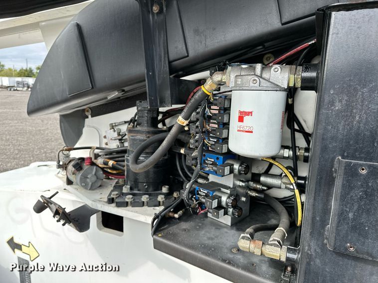 image for item NQ9414 2005 JLG 660SJ  boom lift