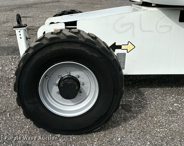 image for item NQ9414 2005 JLG 660SJ  boom lift