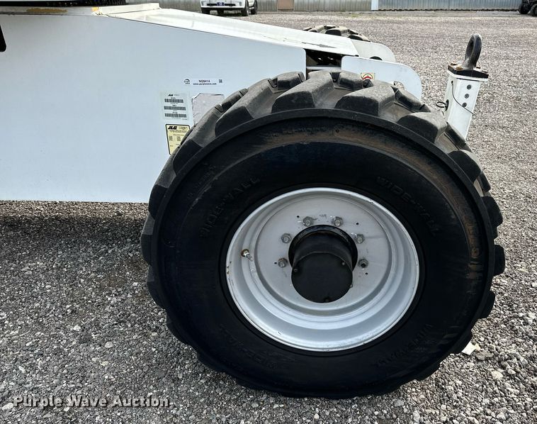 image for item NQ9414 2005 JLG 660SJ  boom lift