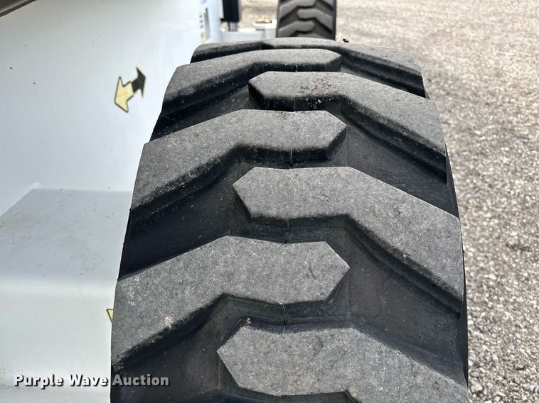 image for item NQ9414 2005 JLG 660SJ  boom lift