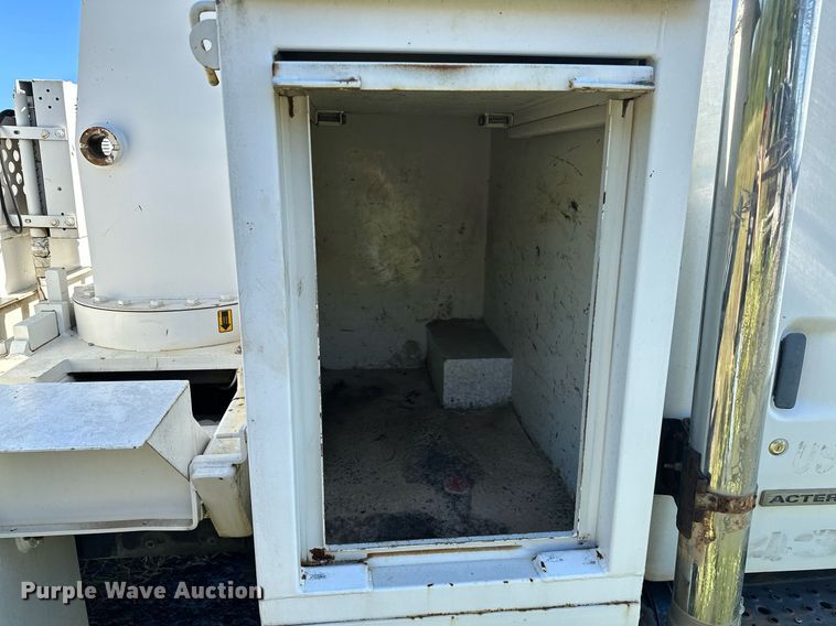 image for item NQ9417 2001 Sterling M7500  crane truck