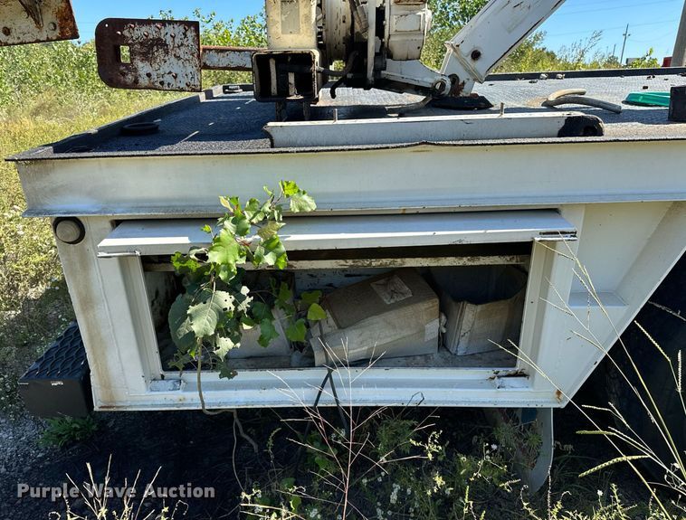 image for item NQ9417 2001 Sterling M7500  crane truck