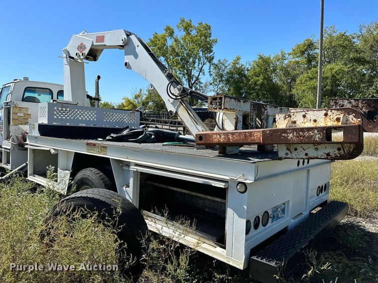 image for item NQ9417 2001 Sterling M7500  crane truck