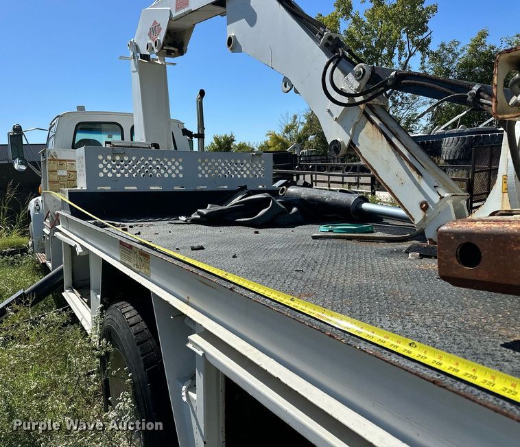 image for item NQ9417 2001 Sterling M7500  crane truck