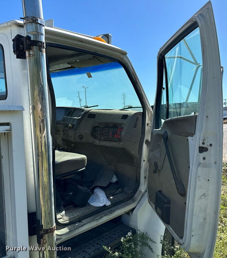 image for item NQ9417 2001 Sterling M7500  crane truck