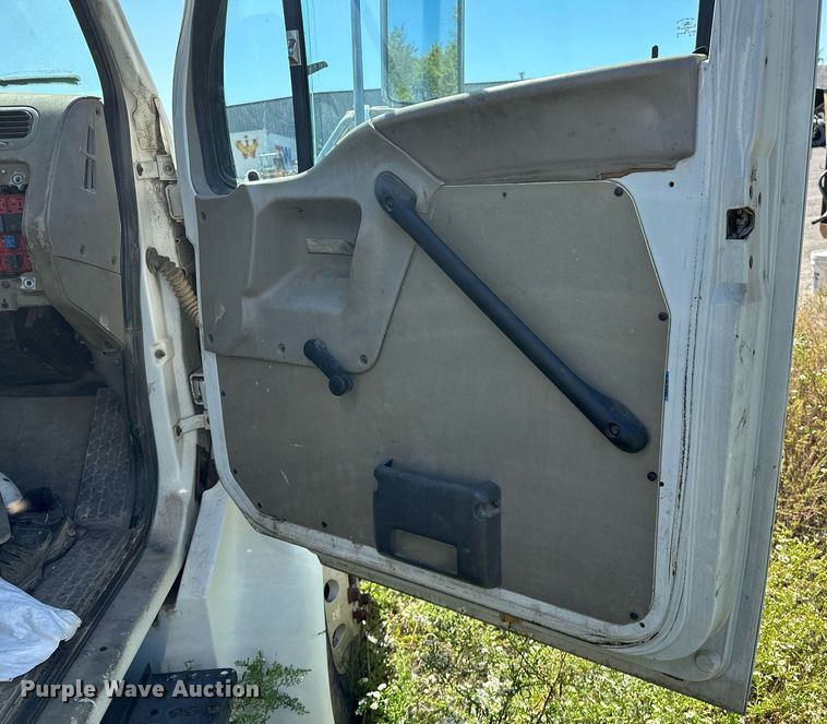 image for item NQ9417 2001 Sterling M7500  crane truck