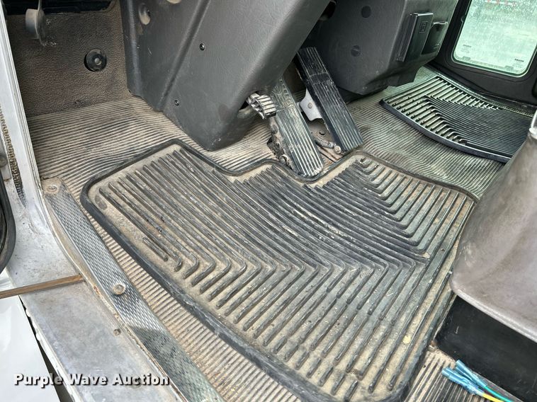 image for item NQ9894 2013 Kenworth T300  utility / service truck