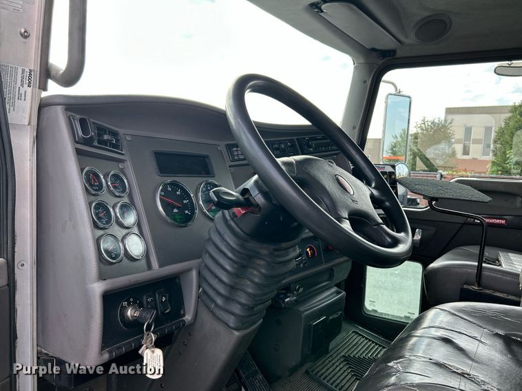 image for item NQ9894 2013 Kenworth T300  utility / service truck