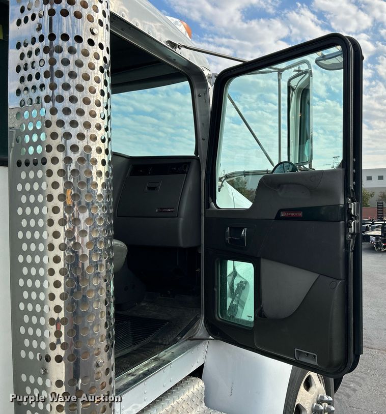 image for item NQ9894 2013 Kenworth T300  utility / service truck