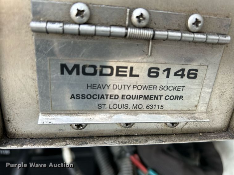 image for item NQ9894 2013 Kenworth T300  utility / service truck