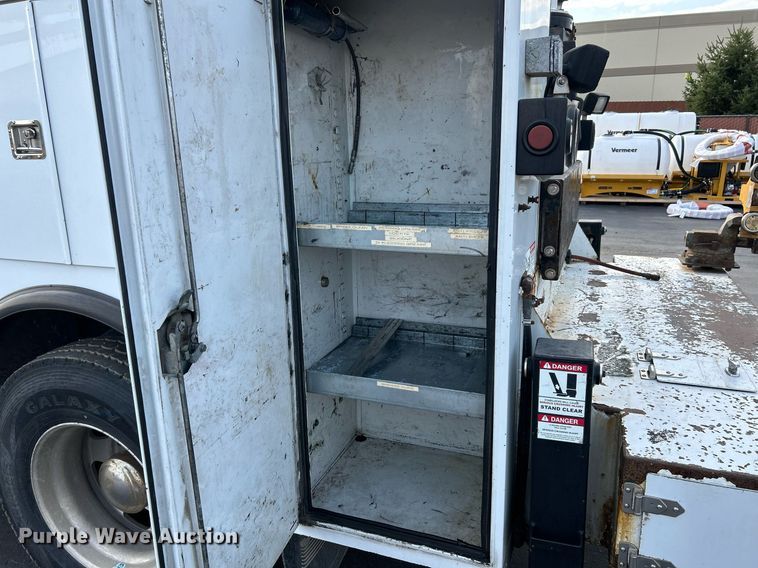 image for item NQ9894 2013 Kenworth T300  utility / service truck