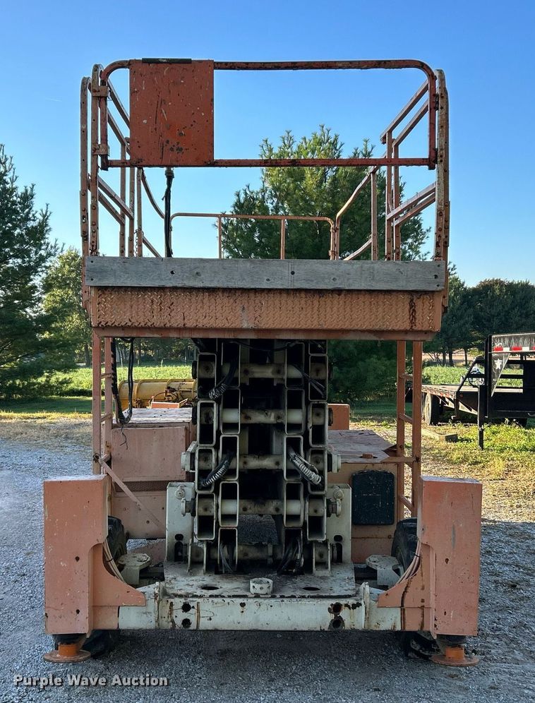image for item NQ9918 2002 JLG 500RTS  scissor lift