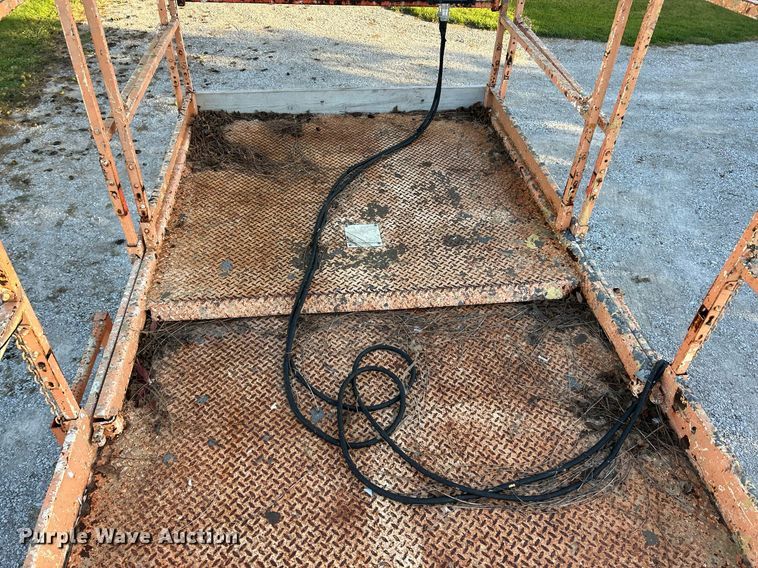 image for item NQ9918 2002 JLG 500RTS  scissor lift