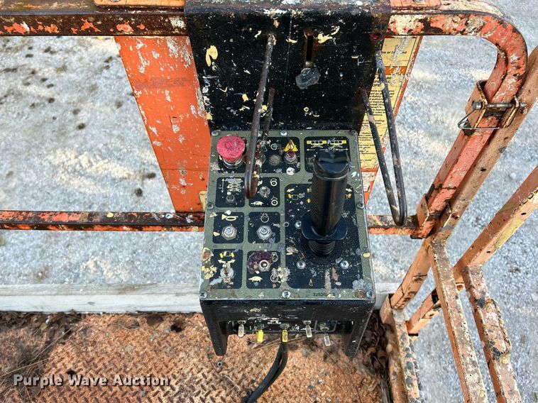 image for item NQ9918 2002 JLG 500RTS  scissor lift