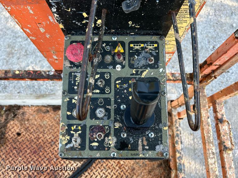 image for item NQ9918 2002 JLG 500RTS  scissor lift