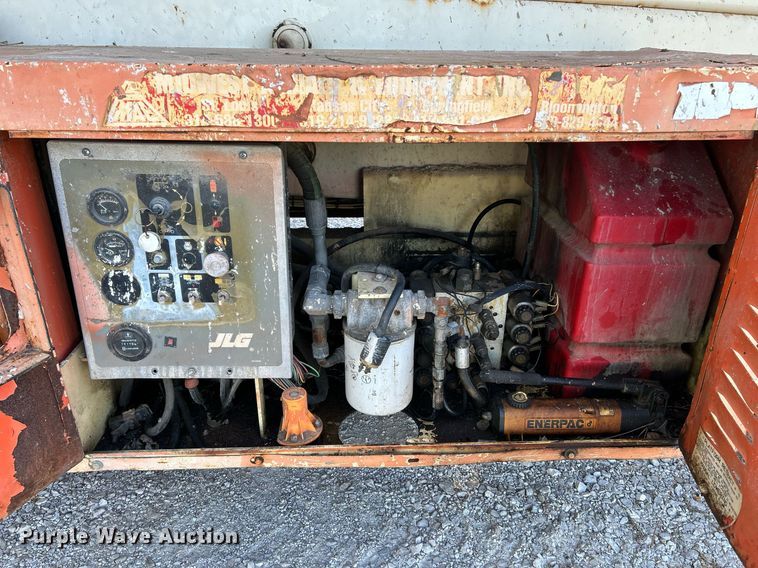 image for item NQ9918 2002 JLG 500RTS  scissor lift