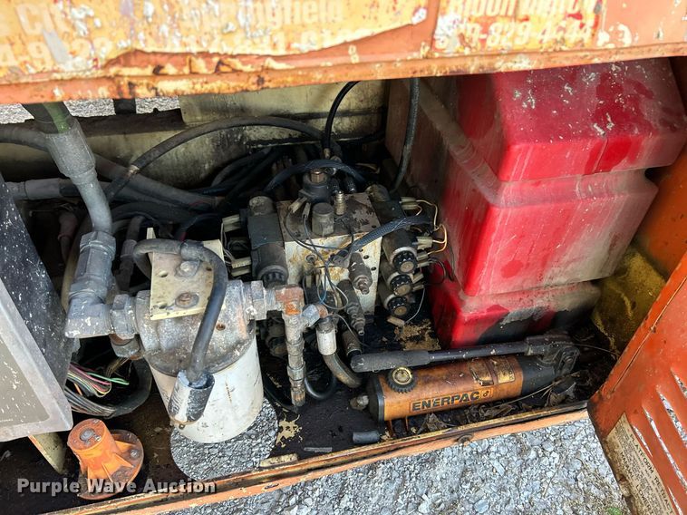 image for item NQ9918 2002 JLG 500RTS  scissor lift