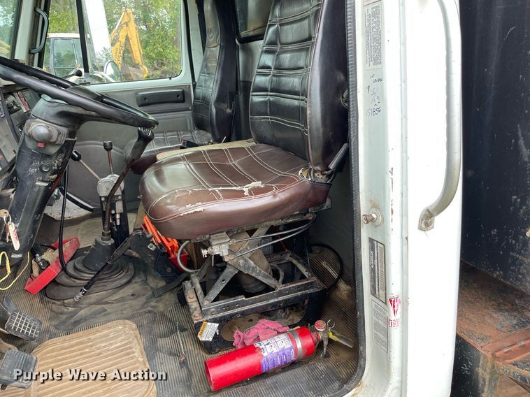 image for item NX9899 1996 International 4700  dump truck